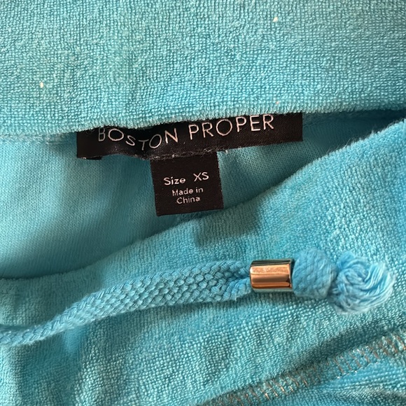 BOSTON PROPER Short Sleeve Hoodie WITH EMBELLISHMENT & Cropped sweat pants - Picture 16 of 16